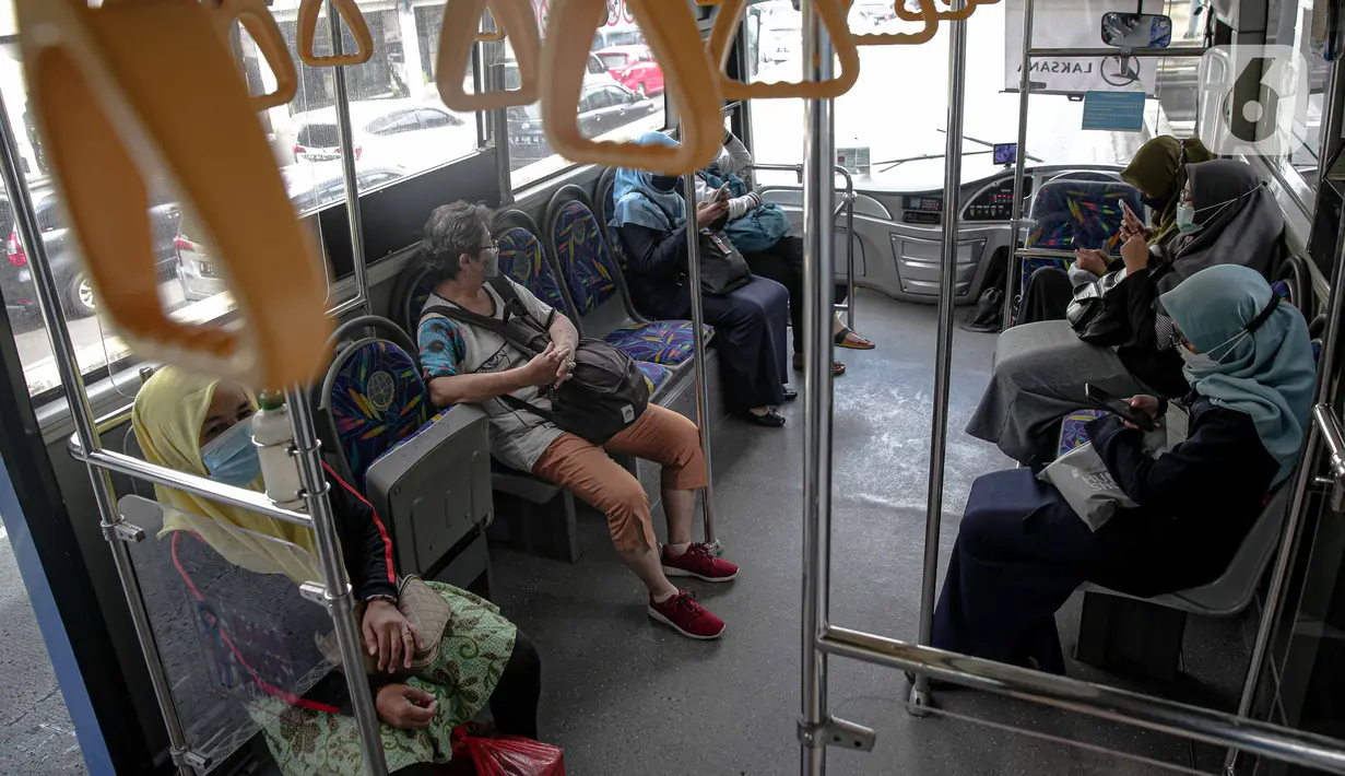 Sejumlah penumpang menaiki bus Transjakarta di Halte Harmoni, Jakarta, Senin (10/1/2022). PT Transportasi Jakarta (Transjakarta) melakukan penyesuaian jam operasional usai ditetapkannya status PPKM menjadi Level 2 di Jakarta. (Liputan6.com/Faizal Fanani)