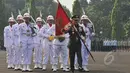 Panglima TNI Jenderal TNI Moeldoko (depan) membawa pataka saat peresmian organisasi Polisi Militer TNI di Mabes TNI, Jakarta, Senin (4/5/2015). Peresmian organisasi POM restrukturisasi dan penguatan sistem TNI. (Liputan6.com/Herman Zakharia)