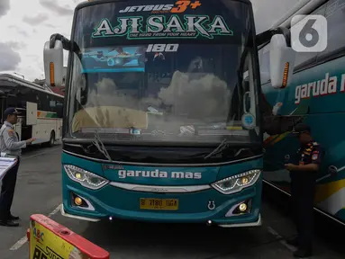 Petugas melakukan ramp check pada bus di Terminal Kalideres, Jakarta, Rabu (18/12/2024). (Liputan6.com/Angga Yuniar)