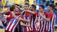 Para pemain Atletico Madrid merayakan kemenangan atas  Las Palmas di Stadion Gran Canaria, Canary, Sabtu (29/4/2017). (AFP/Desiree Martin)