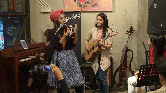 Event gig's nya Sisterhood kali ini menampilkan Ciki Fawzi dan B'tari Cinta.