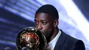 Dalam acara ke-69 tersebut, bintang Paris Saint-Germain, Ousmane Dembele, resmi dinobatkan sebagai pemain terbaik dunia. (Franck FIFE/AFP)
