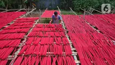 Seorang pekerja menjemur hio dupa di sentra industri kecil pembuatan hio di Tangerang, Banten, Senin (9/1/2023). Jelang perayaan Imlek, pesanan hio dupa mengalami peningkatan untuk kebutuhan sembahyang. (Liputan6.com/Angga Yuniar)
