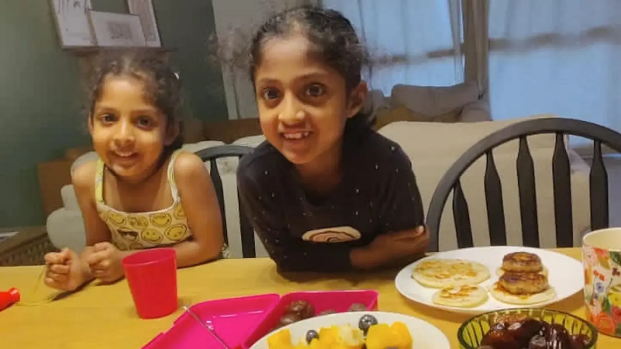Mishelle (kanan) dan adiknya Maezah (kiri). Source: Khaleej Times)