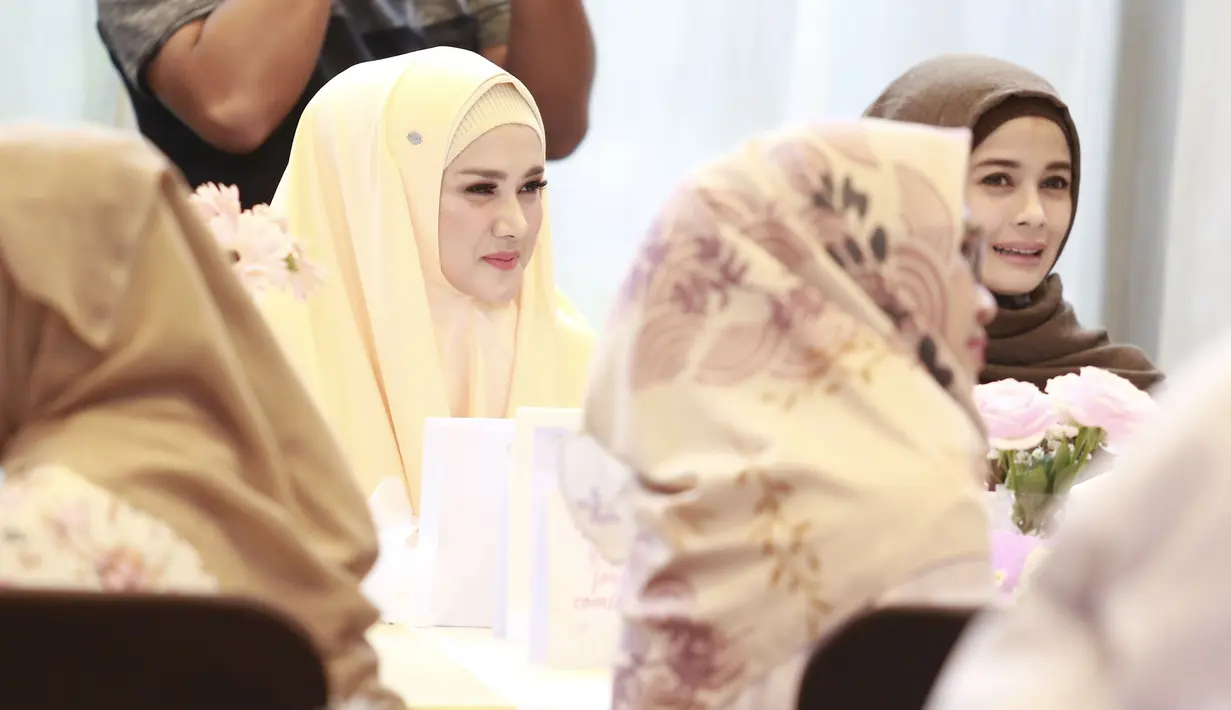 Mulan makin terlihat mempesona dengan memakai hijab berwarna kuning muda. Mulan terlihat sangat menyejukkan kalau dipandang. Kecantikan Mulan sangat terpancar walaupun hanya bergaya hijab simpel. Meski simpel tapi gaya hijab Mulan ini tergolong elegan  (KapanLagi.com/Agus Apriyanto)