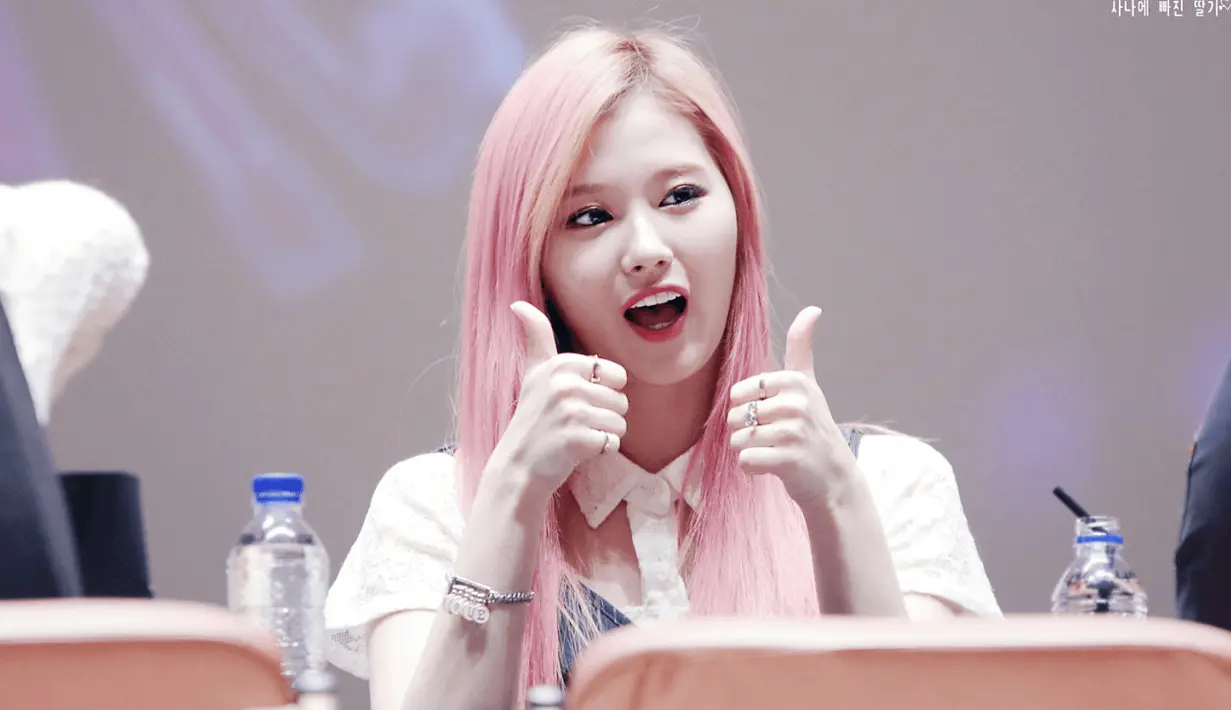 "Orangtuaku senang melihatku di TV Jepang, tapi yang paling bahagia adalah nenekku. Kami sering melakukan video call dan ia bilang 'terima kasih sudah membuat hidupku bahagia'," katanya. (Foto: koreaboo.com)