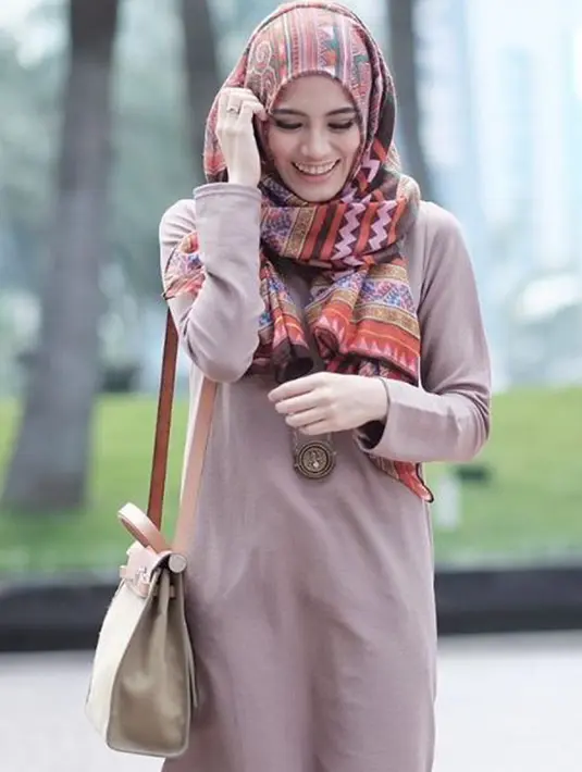 Icha, panggilan akrab dari Alyssa Soebandono terlihat memakai hijab sekarang. Icha menutup auratnya atau memakai jilbab semenjak menikah dengan Dude Harlino. (instagram.com/ichasoebandono)