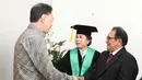 Prof. DR. dr. Ratna Sitompul Sp.M(K) (tengah) menerima ucapan selamat dari Founder Emtek Group Eddy Sariaatmadja usai dikukuhkan sebagai Guru Besar Tetap FKUI di Aula IMERI Fakultas Kedokteran UI, Jakarta, Sabtu (12/1). (Liputan6.com/Helmi Fithriansyah)