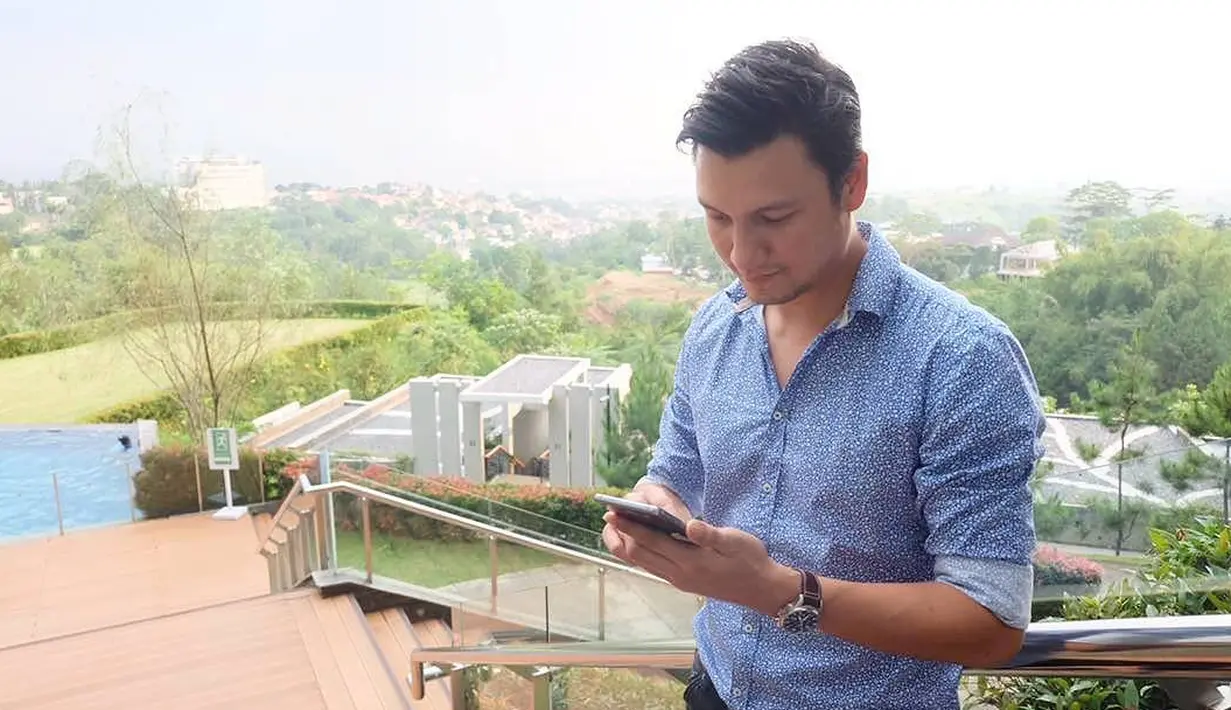 "Kalau horor tuh ada istilahnya, banyak orang bilang, 'ah loe kalau mau bikin film paling gampang horor dengan budget murah, loe bisa banyak penontonnya', tapi gue nggak mau ikutan yang seperti itu," lanjutnya. (Instagram/csugiono)