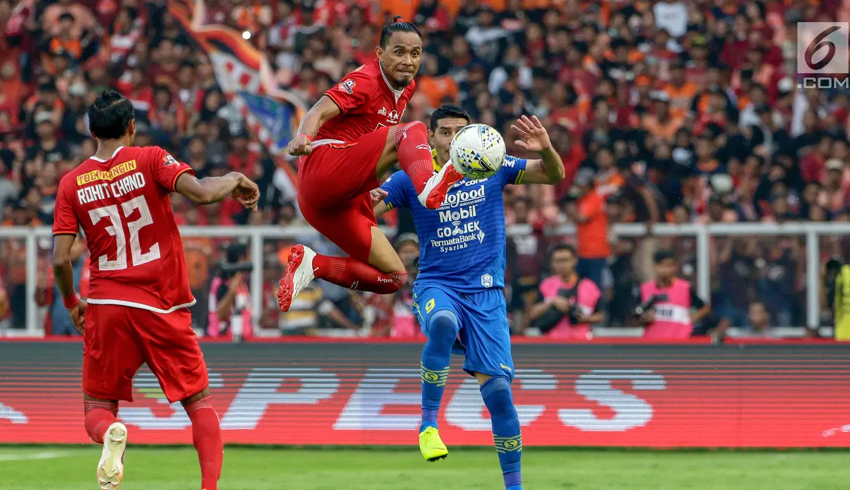 Gelandang Persija Jakarta, Rohit Chand, berebut bola dengan pemain Persib Bandung laga pekan kedelapan Shopee Liga 1 2019 di Stadion Utama Gelora Bung Karno, Senayan, Jakarta, Rabu (10/7/2019). Persija dan Persib bermain imbang. (bola.com/Yoppy Renato)