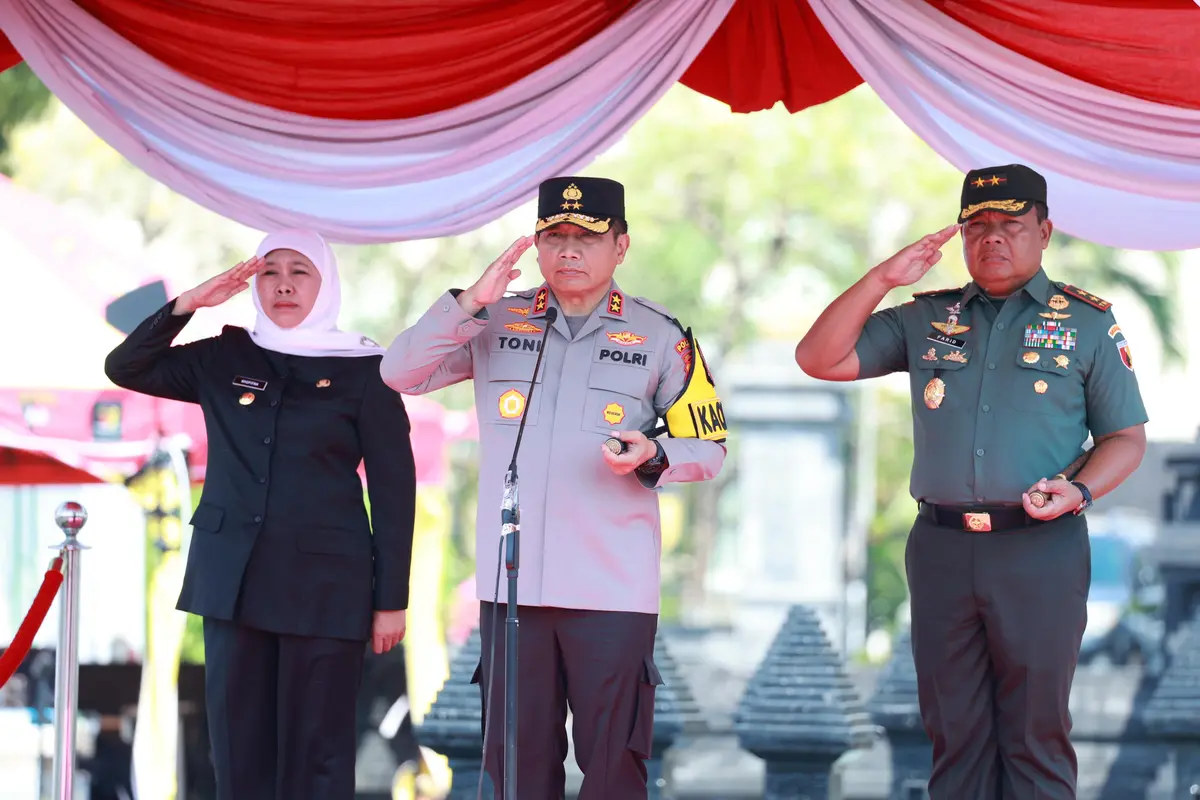 Kapolda Jatim Irjen Pol Toni Harmanto (tengah), bersama Gubernur Jatim dalam Operasi Mantab Brata Semeru 2023-2024. (Dian Kurniawan/Liputan6.com)