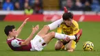 Pemain Burnley Jack Cork (kiri) berebut bola dengan pemain Arsenal Hector Bellerin pada pertandingan Liga Inggris di Turf Moor, Burnley, Inggris, Minggu (2/2/2020). Laga berakhir imbang tanpa gol. (Oli SCARFF/AFP)