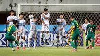 Pemain Persebaya Surabaya, Taisei Marukawa (kiri) melepaskan tendangan bebas ke gawang Persela Lamongan dalam laga pekan ke-8 BRI Liga 1 2021/2022 di Stadion Maguwoharjo, Sleman, Kamis (21/10/2021). (Bola.com/Bagaskara Lazuardi)