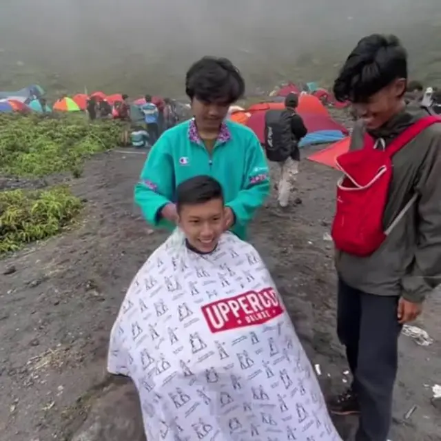 Viral Barber Buka Pangkas Rambit di Puncak Gunung Kerinci, Bakal Diulang di Gunung Tertinggi Lainnya di Indonesia