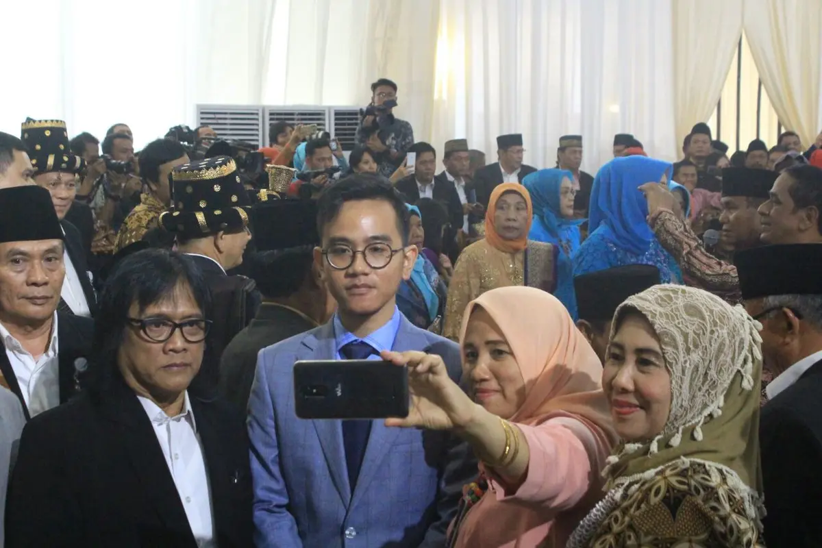 Selfie bersama Gibran Rakabuming Raka di pesta adat Kahiyang Ayu-Bobby Nasution