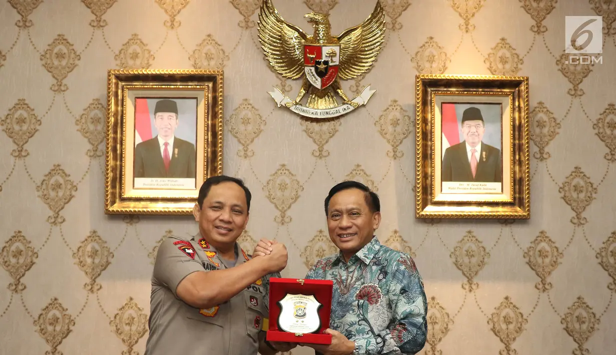 Direktur SCM sekaligus Presiden Direktur Indosiar, Imam Sudjarwo menerima cindera mata dari Kapolda Metro Jaya Irjen Gatot Eddy Pramono saat silaturahmi di Jakarta, Senin (15/7/2019). Pertemuan untuk peningkatan kerjasama SCM dengan Polri khusunya Polda Metro Jaya. (Liputan6.com/Herman Zakharia)