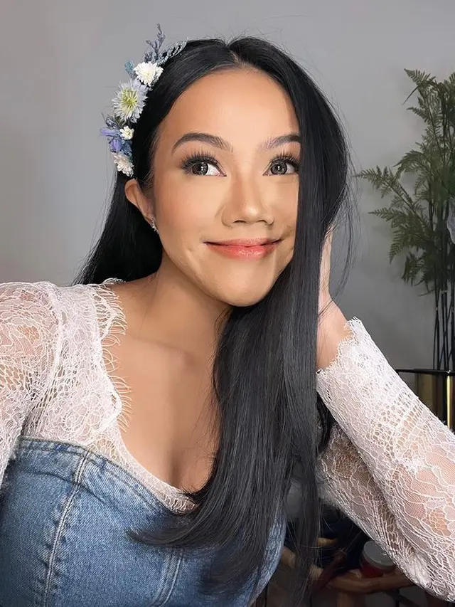 Potret Yura Yunita Jadikan Bunga Sebagai Aksesoris Rambut
