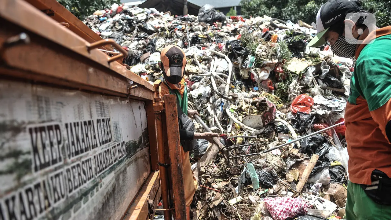 Petugas DLH DKI Jakarta Pilah Limbah Masker Rumah Tangga