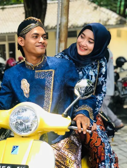 Tidak hanya memiliki suara merdu, penampilannya saat berhijab juga menuai banyak pujian dari warganet.Bersama suami mengenakan busana adat dan memadukan dengan hijab biru serasi dengan pakaian yang dikenakan. [Instagram/khrisnashakti]