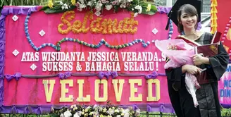 Jessica Veranda eks JKT48 menyelesaikan pendidikannya pada April 2017. Bahkan ia lulus dengan cum laude dari jurusan Desain Komunikasi Visual. (Foto: twitter.com/jcvrnd19)