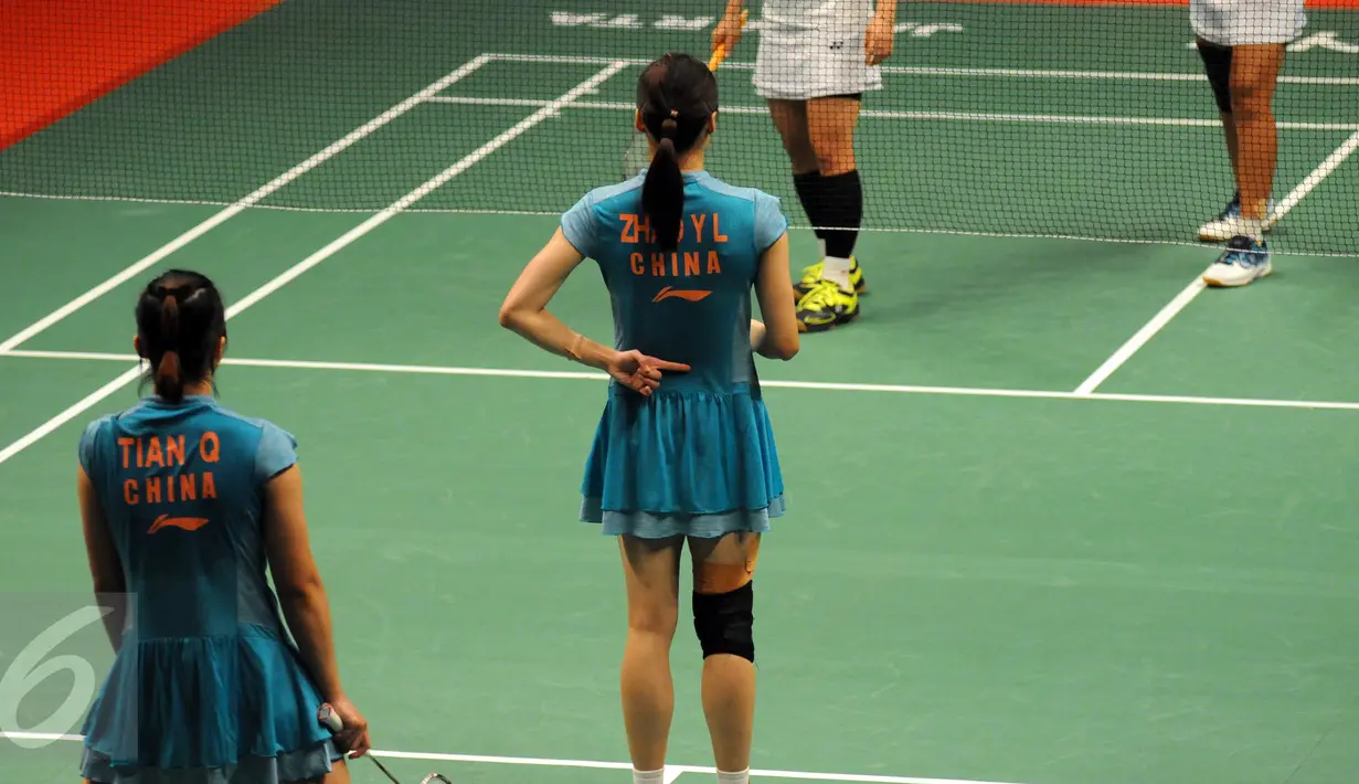 Pebulutangkis ganda putri Tiongkok, Zhao Yunlei memberi kode kepada Tian Qing saat melawan Greysia Polii/Nitya di Total BWF World Championships 2015, Jakarta, Sabtu (15/8/2015). Tian Qing/Zhao Yunlei unggul 21-8, 21-16. (Liputan6.com/Helmi Fithriansyah)