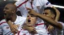 7. Striker Sevilla, Kevin Gameiro, merayakan gol yang dicetaknya ke gawang Athletic Bilbao pada laga Liga Europa di Stadion Ramon Sanchez Pizjuan, Spanyol, Kamis (14/4/2016). Sevilla lolos ke semifinal berkat menang adu penalti. (AFP/Jorge Guerrero)