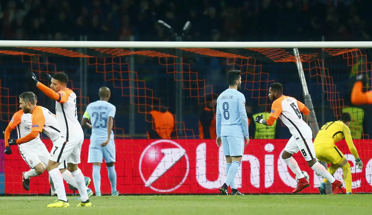 Para pemain Shakhtar Donetsk merayakan gol yang dicetak Bernard ke gawang Manchester City pada laga Liga Champions di Stadion Metalist, Kharkiv, Rabu (6/12/2017). Shakhtar menang 2-1 atas City. (AP/Efrem Lukatsky)