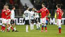 Bintang Argentina, Lionel Messi, bersalaman dengan gelandang Rusia, Alexander Erokhin, pada laga persahabatan jelang Piala Dunia 2018 di Stadion Luzhniki, Moskow, Sabtu (11/11/2017). Rusia kalah 0-1 dari Argentina. (AP/Pavel Golovkin)