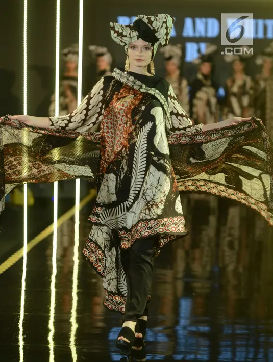 Model mengenakan busana rancangan desainer Sugeng Waskito dengan brand Gee Batik pada hari ketiga Jakarta Modest Fashion Week di Gandaria City, Jakarta, Sabtu (28/7). Gee Batik menampilkan 10 looks tema hitam dan putih. (Kapanlagi.com/Bayu Herdianto)