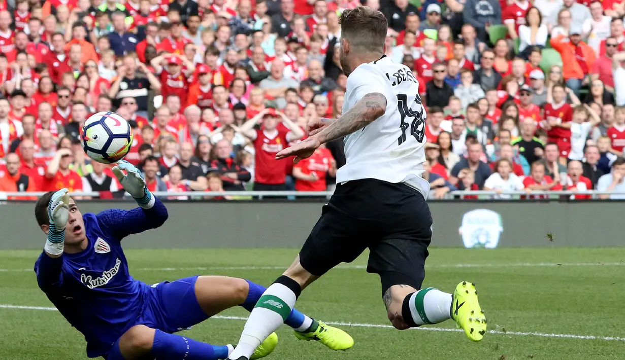 Kiper Athletic Bilbao, Kepa Arrizabalaga, mengamankan tendangan bek Liverpool, Alberto Moreno,  pada laga persahabatan di Stadion Aviva, Dublin, Sabtu (5/8/2017). Liverpool menang 3-1 atas Athletic Bilbao. (AFP/Paul Faith)