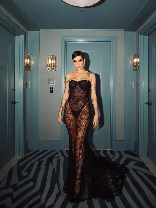 Halsey berpose dengan gaun renda hitam Dolce&Gabbana yang memamerkan lingerie-nya di after-party Vanity FairFoto: (Instagram @halsey)