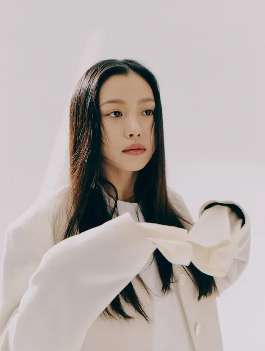 Go Min Si beradu peran dengan Song Kang dalam drama Sweet Home. Go Min Si juga terlihat lebih senang membiarkan rambut panjangnya tergerai. Dalam beberapa kesempatan, ia terlihat hanya menatanya lurus atau sedikit berombak. Foto: Instagram.