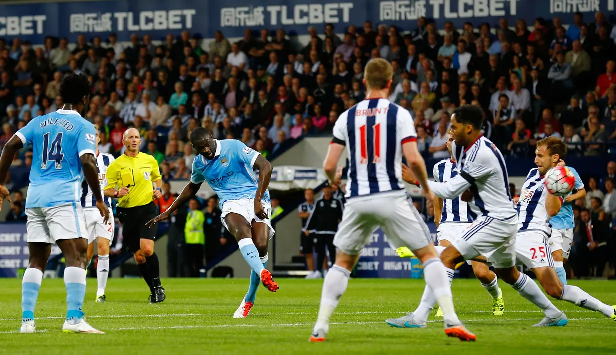 Gelandang Manchester City Yaya Toure beraksi untuk mencetak gol ke gawang West Brom di The Hawthorns Stadium, Inggris,  Senin (10/8/2015). Manchester City menang telak dengan skor 3-0. (Reuters/Darren Staples)