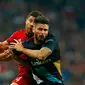 Penyerang Arsenal, Oliver Giroud berebut bola udara dengan gelandang Bayern Muenchen, Xabi Alonso pada lanjutan Grup F liga champions di stadion Allianz Arena, Munich, Jerman (4/11). Muenchen menang atas Arsenal dengan skor 5-1. (Reuters/Michael Dalder) 