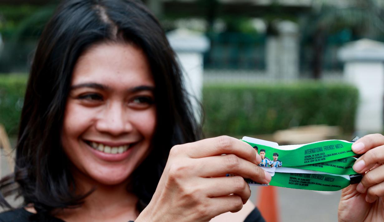 Calon penonton menunjukkan tiket pertandingan FIFA Matchday 2023 antara Timnas Indonesia melawan Argentina di Wisma Serbaguna GBK, Sabtu (17/6/2023). Penukaran tiket masih akan dibuka hingga besok, Minggu (18/6/2023) mulai dari pukul 10.00-17.00 WIB di lokasi yang sama. (Bola.com/M Iqbal Ichsan)