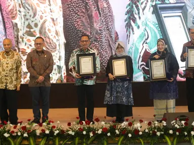 Kepala BRIN Laksana Tri Handoko dan Putra BJ Habibie, Ilham Akbar Habibie serta Ketua Yayasan SDM Iptek Wardiman Djojonegoro berfoto bersama dengan epat ilmuwan dari berbagai universitas dan lembaga di Indonesia yang meraih penghargaan Habibie Prize 2022 di gedung BJ Habibie, Jakarta, Kamis (10/11/2022). (Liputan6.com/Herman Zakharia)