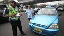 Sejumlah taksi terjaring razia saat operasi zebra oleh kepolisian di kawasan Kampung Melayu, Jakarta, Jumat (5/12/2014). (Liputan6.com/Faizal Fanani)