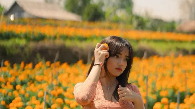 Fuji an Saat Foto di Tengah Hamparan Bunga. [@fuji_an]