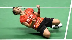 Selebrasi tunggal putra Indonesia, Jonatan Christie, setelah keluar sebagai juara dalam pertandingan final Hong Kong Open 2023 yang berlangsung di Hong Kong Coliseum, Minggu (17/9/2023) sore WIB. Jojo berhasil menang dramatis wakil Jepang, Kenta Nishimoto, dengan skor 12-21, 22-20, 21-18. (AFP/Peter Parks)