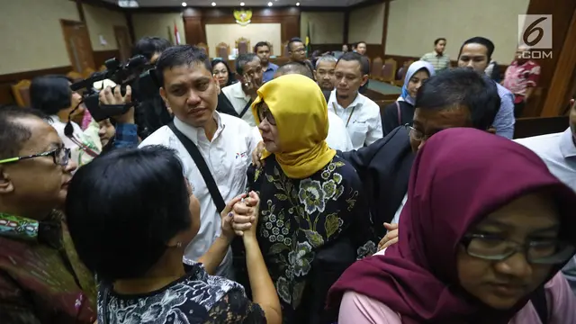 Tangis Kerabat di Sidang Vonis Karen Agustiawan