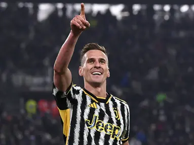 Pemain Juventus Arkadiusz Milik melakukan selebrasi usai mencetak gol ke gawang Frosinone pada pertandingan sepak bola perempat final Coppa Italia 2023/2024 di Juventus Stadium, Turin, Italia, Kamis (11/1/2024). (Fabio Ferrari/LaPresse via AP)