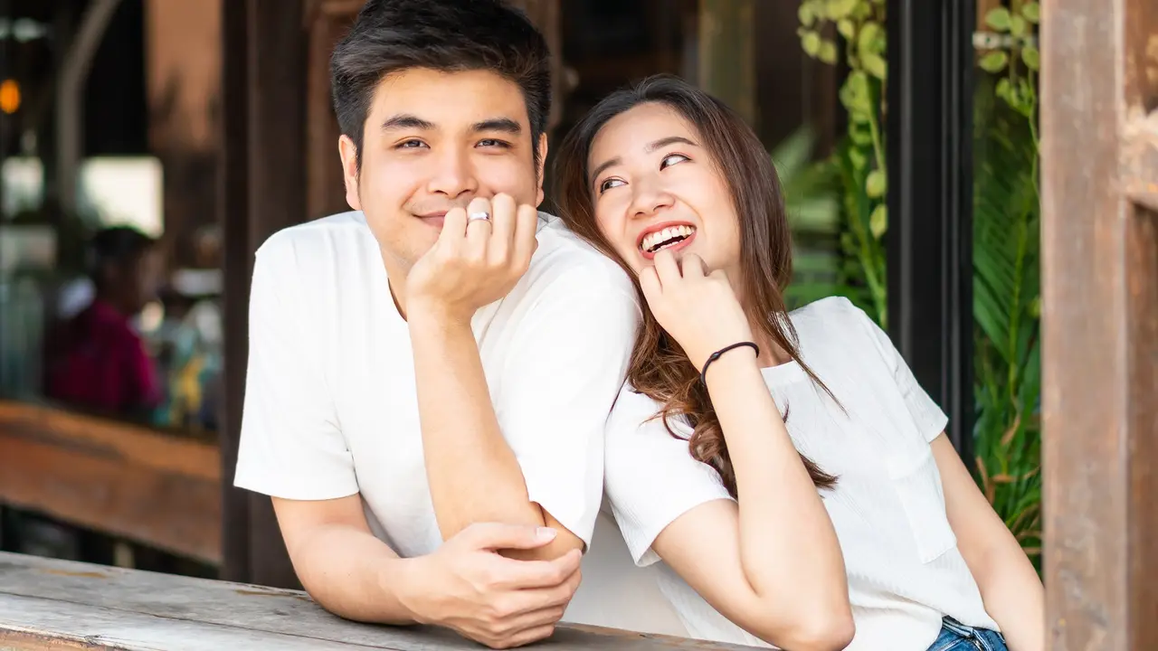 perempuan dan pasangan 14 juli cinta