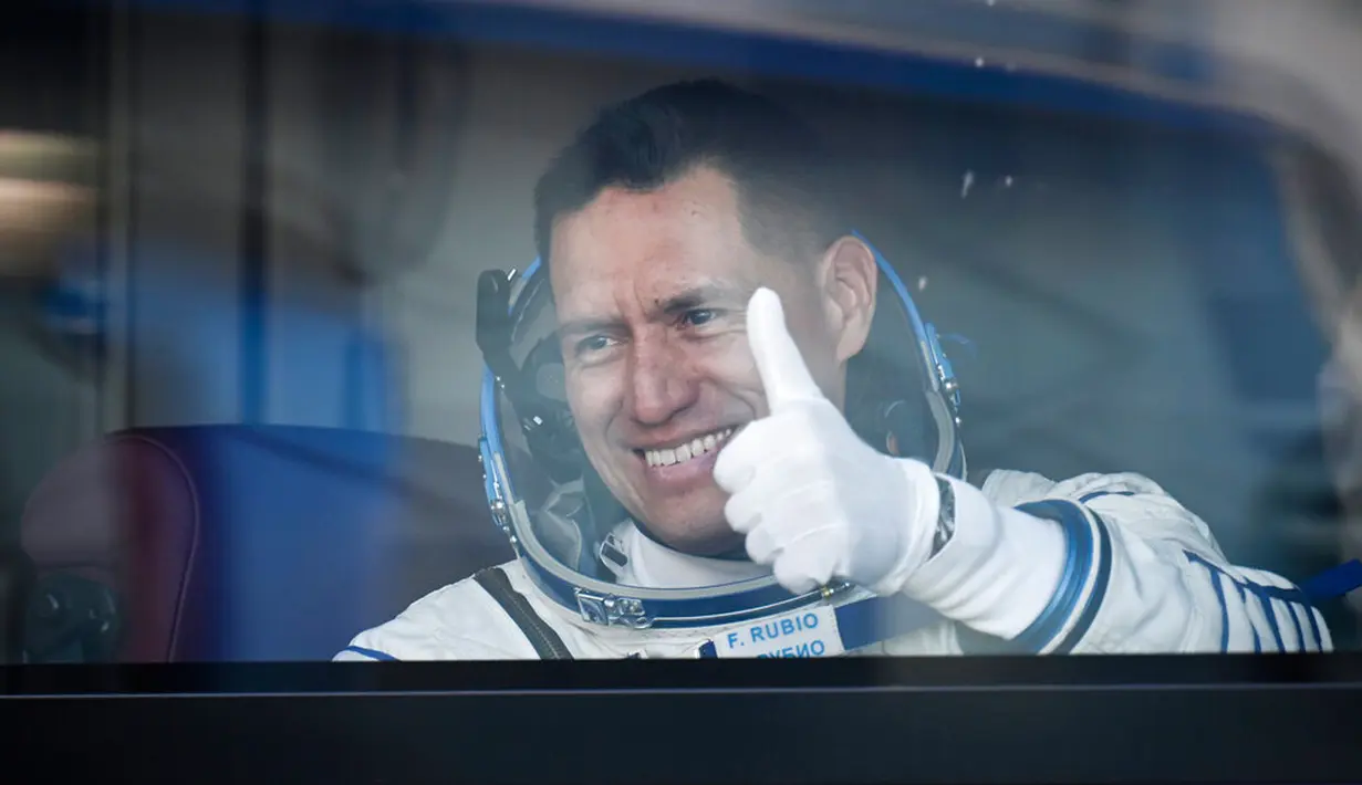 Astronaut NASA Frank Rubio melambaikan tangan kepada kerabatnya sebelum peluncuran pesawat ruang angkasa Soyuz MS-22 di kosmodrom Baikonur, Kazakhstan, 21 September 2022. Ini adalah penerbangan pertama ke luar angkasa bagi Rubio, yang akan bertugas sebagai insinyur penerbangan dalam misi ini. (Natalia Kolesnikova, Pool Photo via AP)