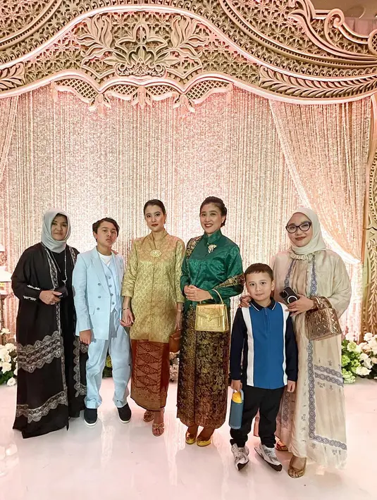 Marcella Zalianty dan Olivia Zalianty dikenal sebagai pasangan kakak beradik yang kerap terlihat kompak. Termasuk saat kondangan bareng baru-baru ini [@marcella.zalianty]