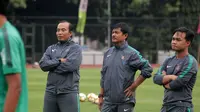 Miftahudin (kiri), asisten pelatih Timnas Indonesia U-19. (Bola.com/Ronald Seger Prabowo)