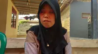 Ratna, istri korban tewas Tol Cipularang menuturkan firasatnya sebelum sang suami menjadi korban kecelakaan di Tol Cipularang. (Liputan6.com/Pramita Tristiawati)