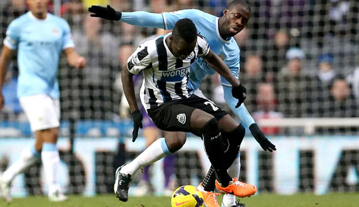 Duel memperebutkan bola antara Cheick Tiote dengan Yaya Toure pada pertandingan sepak bola Liga Inggris antara Newcastle United vs Manchester City di St James 'Park, Newcastle upon Tyne (12/01/14). (AFP/Ian Macnicol)