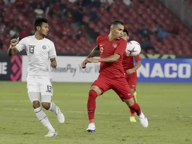 Striker Timnas Indonesia, Beto Goncalves, berusaha mengontrol bola saat melawan Timor Leste pada laga Piala AFF 2018 di SUGBK, Jakarta, Selasa (13/11). (Bola.com/Yoppy Renato)