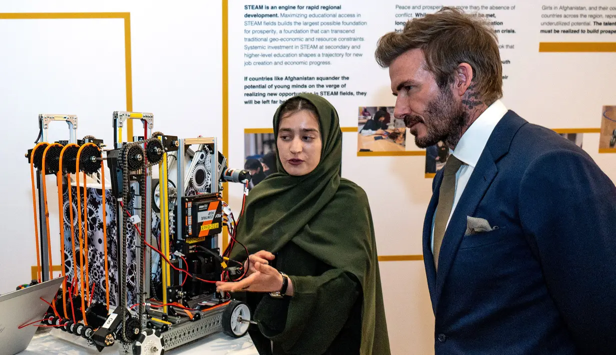 Mantan pemain sepak bola Inggris dan duta UNICEF, David Beckham mendengarkan anggota Tim Robotika Putri Afghanistan di Forum Doha di ibukota Qatar (27/3/2022). (Marwan Tahtah/Mofa/Doha Forum)