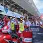 Herjun Atna Firdaus dan Rheza Danica Ahrens saat merayakan podium bersama Astra Honda Racing Team di balapan kedua kelas AP250 ARRC Mandalika 2023, Minggu (13/8/2023). (Liputan6.con/Melinda Indrasari)